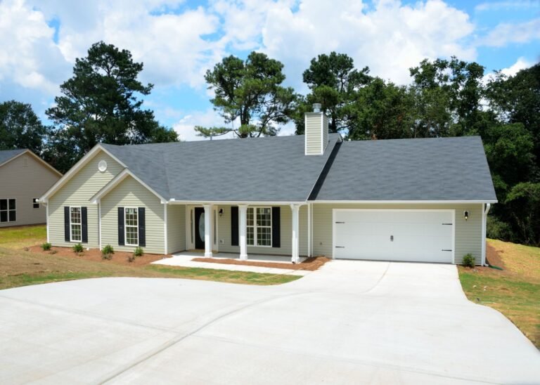 Suburban home with vinyl siding in Jacksonville, Florida